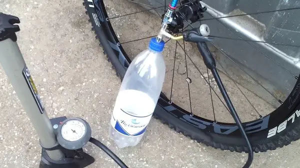den ikke-pumpende måde at puste et cykelhjul op på