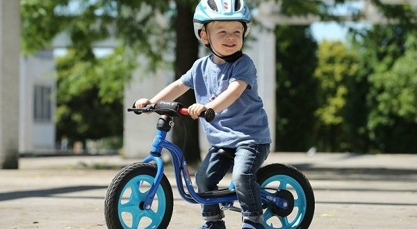 En trehjulet cykel til børn - hvad det er, hvorfor bruge det, hvor gammel til at bruge det