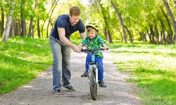 at køre et barn på en tohjulet cykel