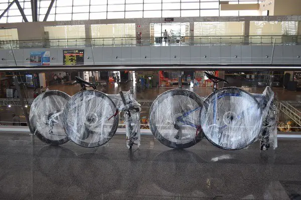 pakning af cyklen til transport i toget