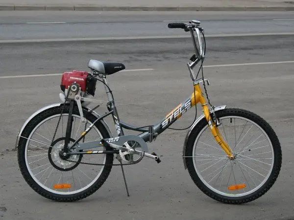cykel med en benzinmotor