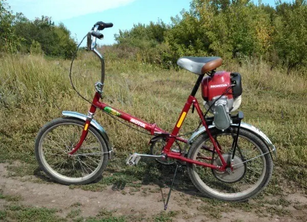 cykel med en trimmermotor