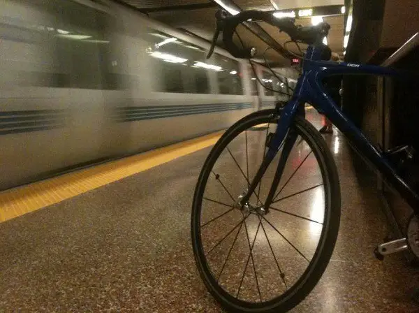 en cykel i undergrunden